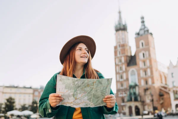 Привлекательная Молодая Туристка Исследует Новый Город Рыжая Девушка Бумажной Картой — стоковое фото
