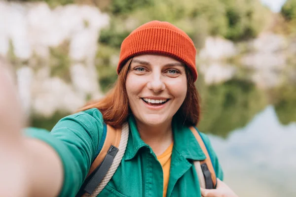 Woman Hat Uses Telephone Take Pictures Make Selfies Video Calls — Stock Photo, Image