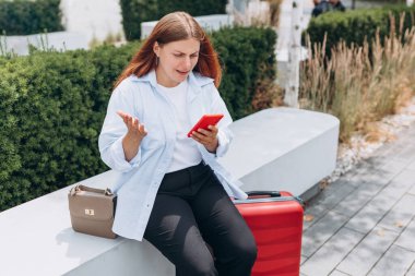 Akıllı telefon kullanan ve kötü haberler okuyan üzgün genç bir kadın. Şehrin merdivenlerinde oturan üzgün düşünceli bir kız. Olumsuz duygu