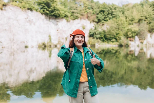 하이킹하고 엄지손가락을 모으는 모험을 좋아하는 여자들은 여행을 즐긴다 자유와 활동적 — 스톡 사진