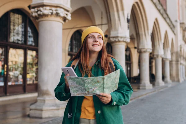 Vonzó Fiatal Női Turista Felfedezi Várost Vörös Hajú Lány Kalapban — Stock Fotó