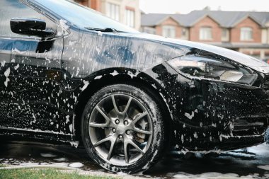 Modern araba köpük ile kaplı. Oto yıkama.