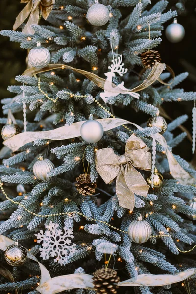 Warm vintage beeld van de kerstboom versierd met traditionele ornamenten als verlichting, beige kerstballen en knutselen, close-up. — Stockfoto