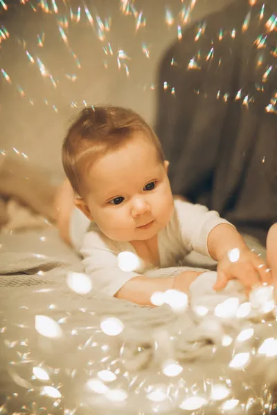 Мила дитина з променями світла — стокове фото