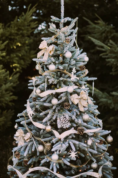 Warm vintage beeld van de kerstboom versierd met traditionele ornamenten als verlichting, beige kerstballen en knutselen, close-up. — Stockfoto