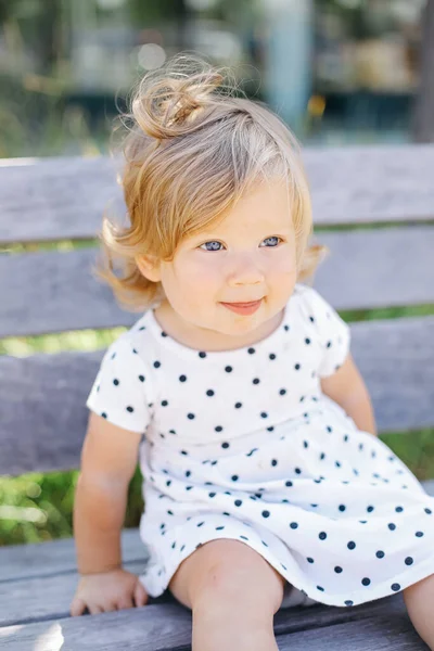 Linda niña americana mirando y sonriendo. Disparo vertical. — Foto de Stock