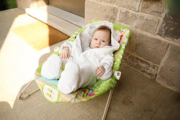 閉じる上のポートレートの白人の赤ん坊で赤ん坊carriage. — ストック写真