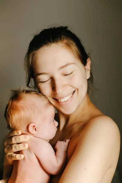 Portrait of mother holding new born baby. — Stock Photo, Image