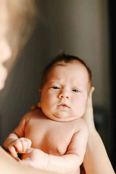 母の手でかわいい新生児の肖像画. — ストック写真