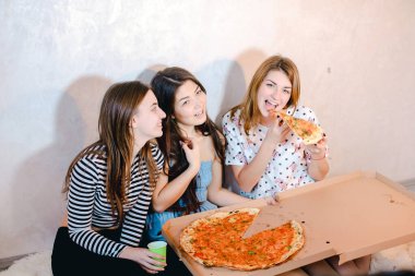 Şirin kızlar serin vakit geçirmek ve pizza keyfini çıkarın, akşamları kat parlak yatak odasında oturmak.