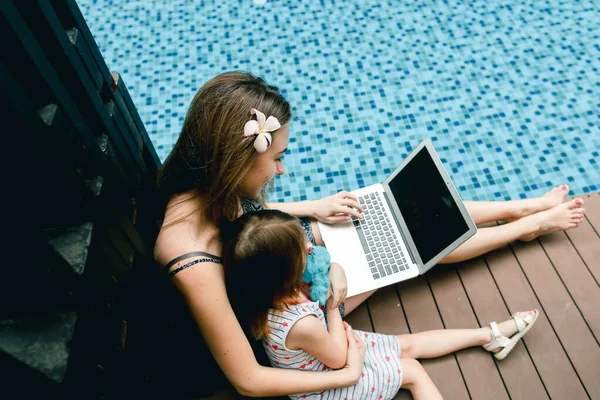 Close-up dari ibu perempuan, putri dan laptop di latar belakang Stok Foto Bebas Royalti