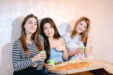 Şirin kızlar serin vakit geçirmek ve pizza keyfini çıkarın, akşamları kat parlak yatak odasında oturmak.