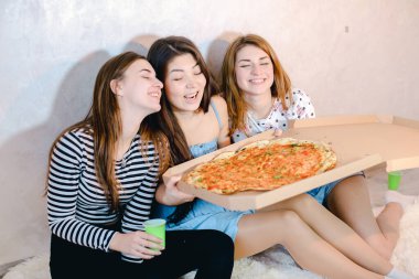 Şirin kızlar serin vakit geçirmek ve pizza keyfini çıkarın, akşamları kat parlak yatak odasında oturmak.
