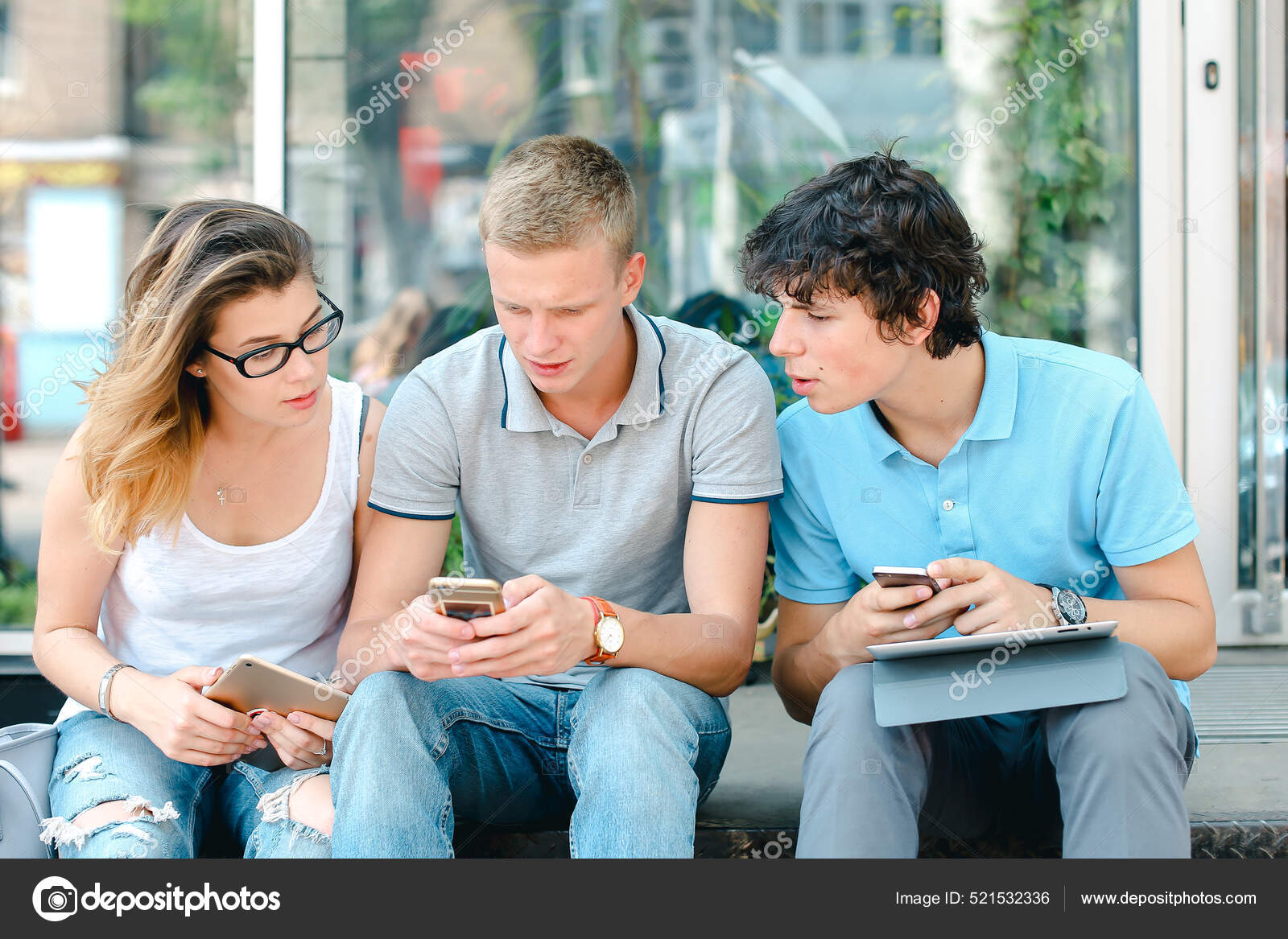 Друзья сидящие в телефоне. Три друга болтают на улице. Трое друзей сидят. Трое друзей разговаривают. Два человека на улице общаются.