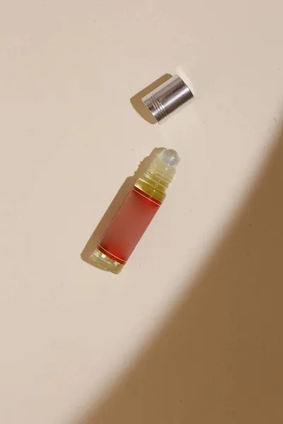 Bottiglia di profumo sullo sfondo neutro moderno — Foto Stock