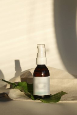 Kehribar cam şeker şişesi, sprey ve nemlendirici krem kavanozu. Doğal kozmetik ürünleri ambalaj tasarım şablonu, markalaşma