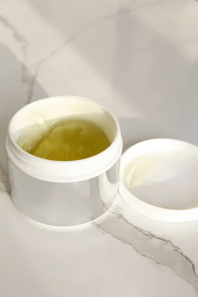 Envase de crema cosmética con crema facial o corporal sobre fondo neutro — Foto de Stock