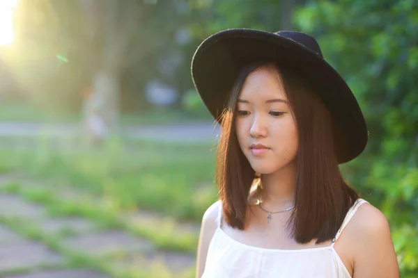 Csodálatos női kalap ázsiai naplemente — Stock Fotó