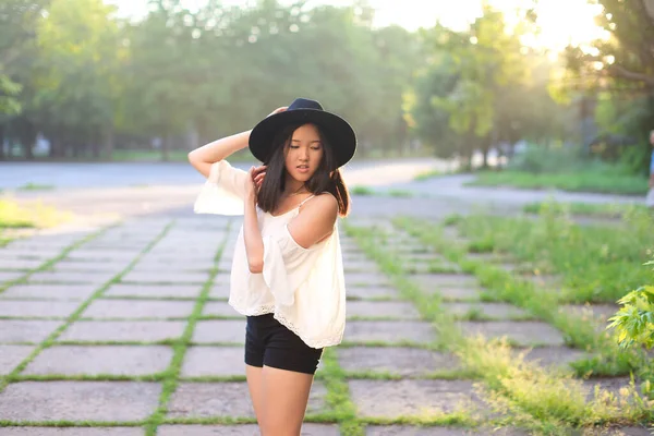Chapéu feminino maravilhoso asiático por do sol emoções alegres riso — Fotografia de Stock