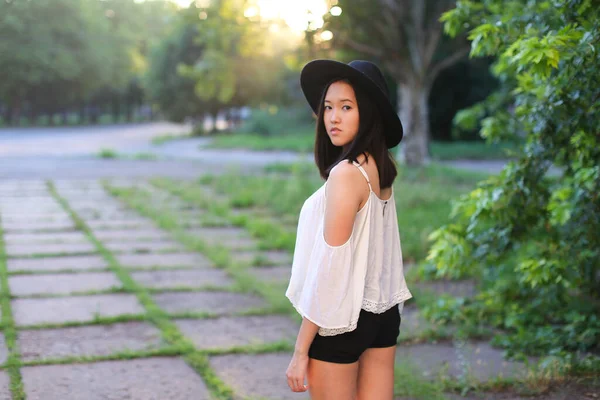 Meraviglioso femmina cappello asiatico tramonto allegro emozioni risate danza — Foto Stock