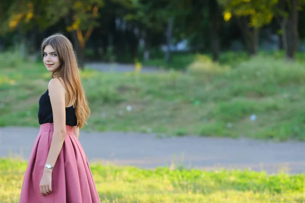 Giovane bella ragazza mostra emozioni piacere felicità — Foto Stock