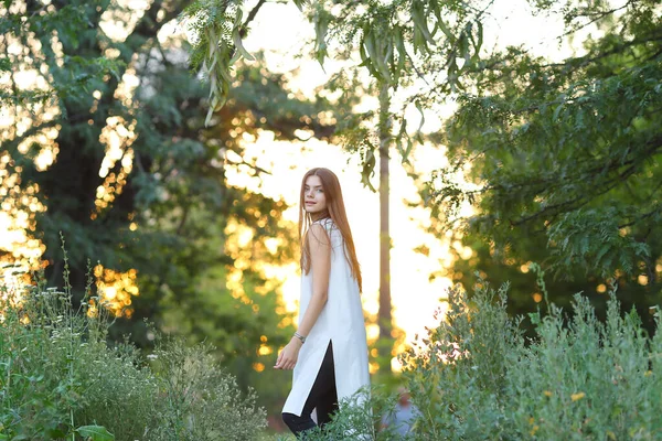 Jeune fille sur la nature montre des émotions — Photo