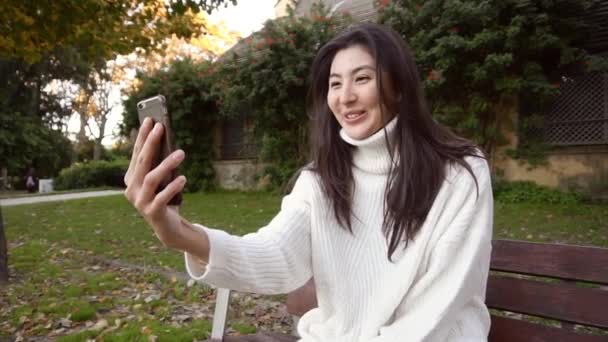 Slow Motion Joven mujer de negocios asiática mirando a la cámara o webcam hablando para la entrevista de trabajo en línea haciendo videollamada conferencia, sonriente coreana dama entrenador hablando grabación vlog o comunicarse en — Vídeos de Stock
