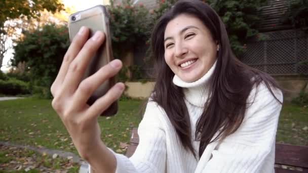 Joven mujer de negocios asiática mirando a la cámara o webcam hablando para la entrevista de trabajo en línea haciendo videollamada conferencia, sonriente coreana dama entrenador hablando grabación vlog o comunicarse en el chat de Internet — Vídeos de Stock