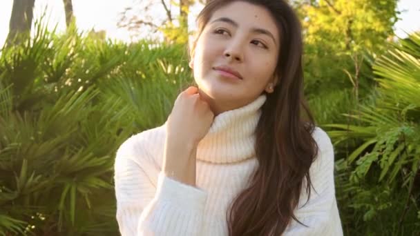 슬로우 모션젊은 아시아인 얼굴 행복 한 미소 — 비디오