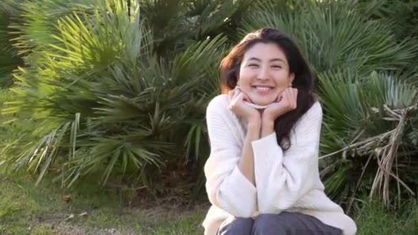 Jovem mulher asiática na cidade rosto retrato sorriso feliz — Vídeo de Stock