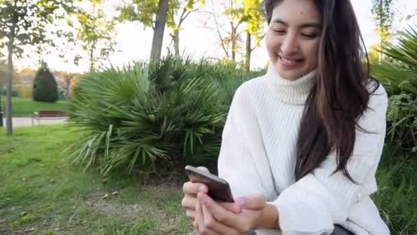 Joven hermosa chica usando el teléfono inteligente — Vídeo de stock