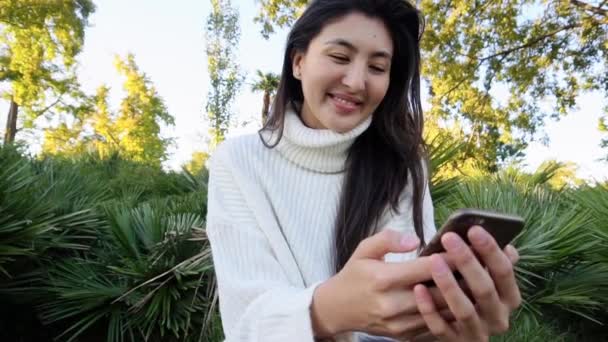 Slow Motion joven hermosa chica usando el teléfono inteligente — Vídeos de Stock
