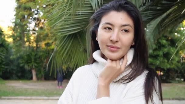 स्लो मोशन युवा आशियाई सुंदर व्यवसाय स्त्री बंद पोर्ट्रेट  . — स्टॉक व्हिडिओ
