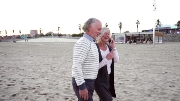 Sênior marido e mulher correndo na praia de areia e abraços . — Vídeo de Stock