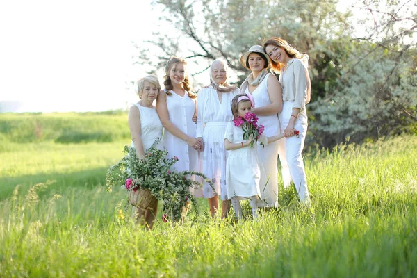 American granny standing with daughters, granddaughters and grand granddaughter outside. — Stock Photo, Image