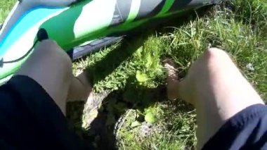 Genç bir kadın ve bir adam kanoyla kürek çekiyorlar. Ukrayna, Güney Böcek Nehri, Khmelnytskyi POV aksiyon kamerası