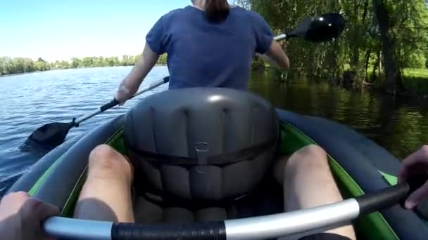 Jovem Mulher Homem Remando Caiaque Tocando Salgueiro Ucrânia Rio Bug — Vídeo de Stock