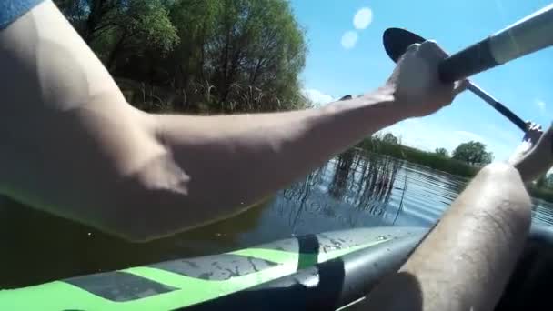 Jovem Homem Remando Caiaque Ucrânia Rio Bug Sul Khmelnytskyi Pov — Vídeo de Stock