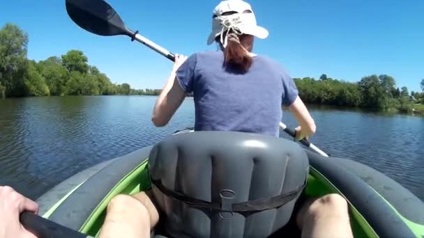 Mujer Joven Hombre Remando Kayak Ucrania Southern Bug River Khmelnytskyi — Vídeos de Stock