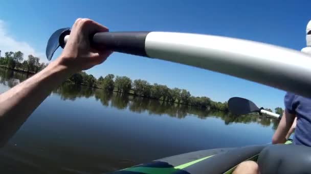 Mladá Žena Muž Veslují Kajaku Ukrajina Jižní Chyba Řeka Khmelnytskyi — Stock video