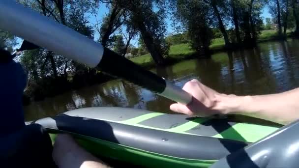 Jovem Homem Remando Caiaque Ucrânia Rio Bug Sul Khmelnytskyi Pov — Vídeo de Stock