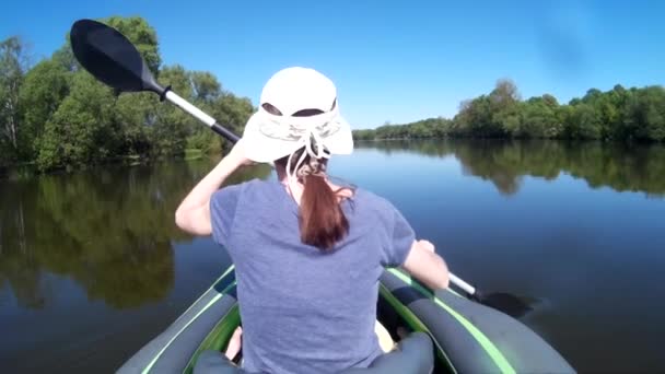 Mujer Joven Hombre Remando Kayak Ucrania Southern Bug River Khmelnytskyi — Vídeos de Stock