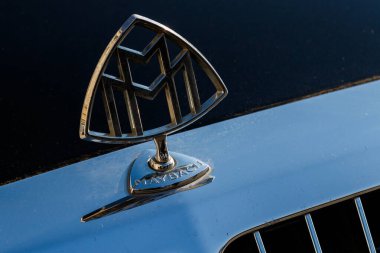 Ukrayna, Uzhhorod - 31 Ekim 2021: Autumn Oldtimer Car Meeting 'de bir retro arabada Maybach tabelası.