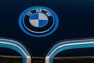 Ukrayna, Uzhhorod - 31 Ekim 2021: Autumn Oldtimer Araba Toplantısı 'nda BMW tabelası.