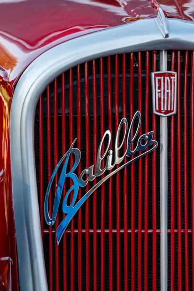 Ukrayna, Uzhhorod - 31 Ekim 2021: Fiat 508 Balilla tabelası Autumn Oldtimer Car Meeting 'de bir retro arabada.