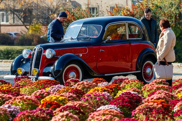 Uzhhorod Ukraina Października 2021 Goście Patrzący Zabytkowy Samochód Bmw Podczas — Zdjęcie stockowe