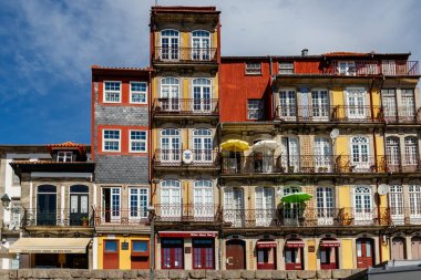 Porto, Portekiz - 11 Eylül 2021: Portekiz 'in antik Porto kentinin Ribeira semtinde balkonlu renkli evler.