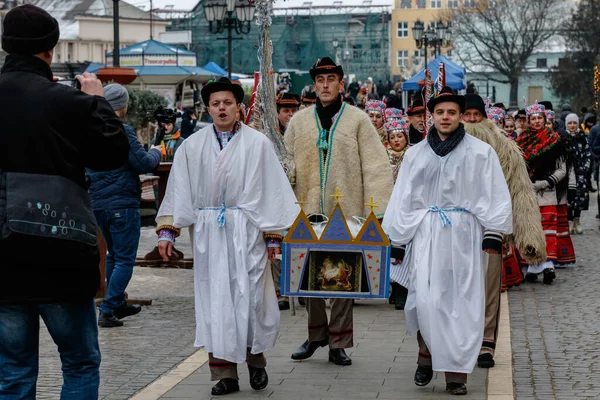 Uzhhorod Ukraina December 2021 Människor Traditionella Hutsul Kostymer Sjunger Julsånger — Stockfoto