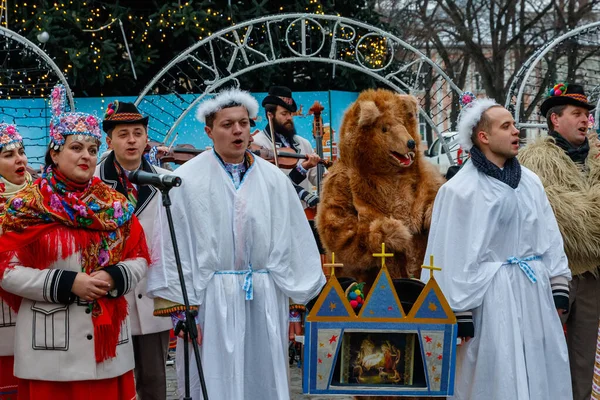Uzhhorod Ουκρανία Δεκεμβρίου 2021 Άνθρωποι Παραδοσιακές Στολές Hutsul Τραγουδούν Χριστουγεννιάτικα — Φωτογραφία Αρχείου