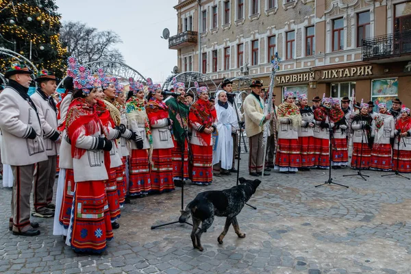 Uzhhorod Ukraina December 2021 Människor Traditionella Hutsul Kostymer Sjunger Julsånger — Stockfoto